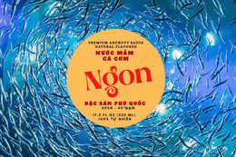 NUOC MAM CA COM NGON PREMIUM ANCHOVY SAUCE NATURAL FLAVORED DAC SÀN PHU QUÕC 40 % N - 40° DAN 17.5 FL OZ (520 ML) 100 % TU NHIÊN trademark